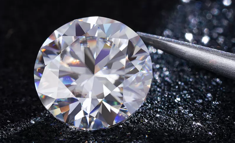 Round moissanite