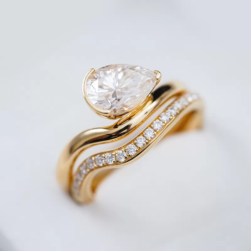 7×10mm Pear Cut Moissanite 18K Yellow Gold Wedding Ring Set