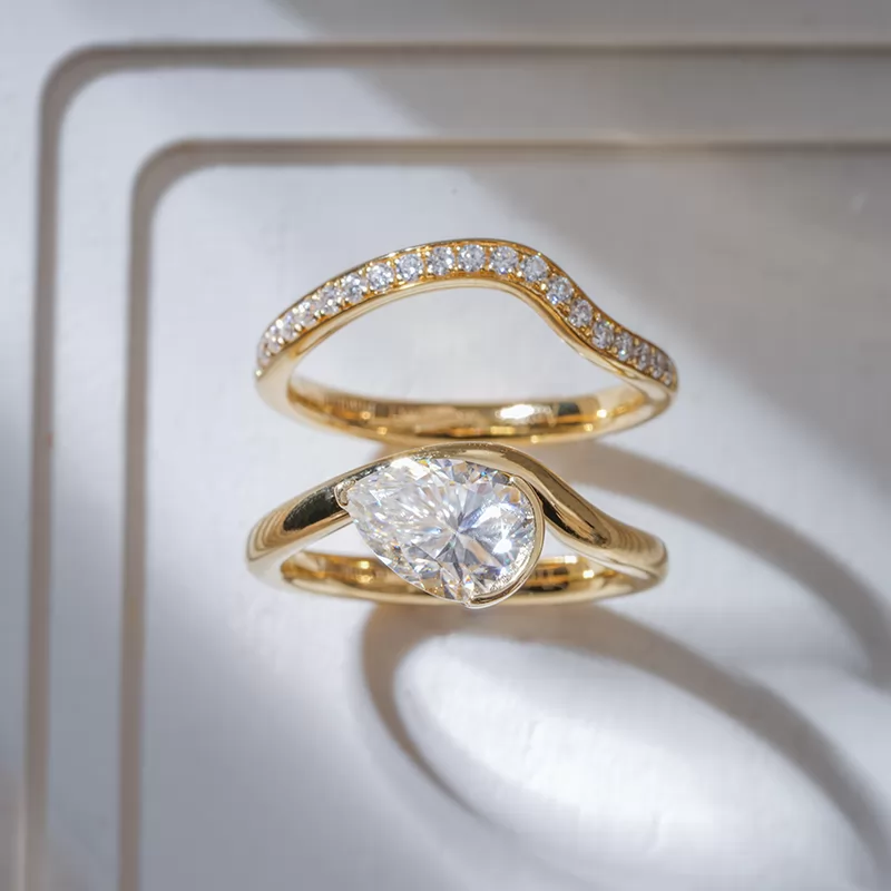 7×10mm Pear Cut Moissanite 18K Yellow Gold Wedding Ring Set
