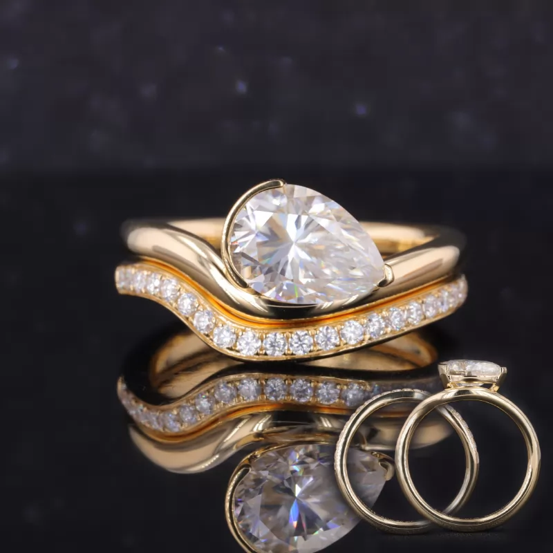 7×10mm Pear Cut Moissanite 18K Yellow Gold Wedding Ring Set